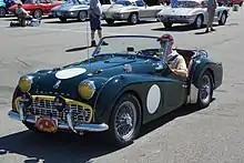 Photo d'une Triumph TR3 avec phares additionnels et décoration de rallye