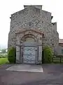 L'église, façade avec entrée.