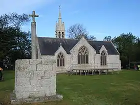 La chapelle de Tréminou avec son calvaire-chaire.