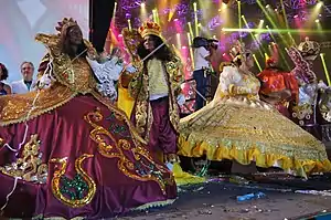 Le roi et la reine du maracatu Encanto de alegria, sur la scène de l'ouverture du carnaval de Recife 2014.