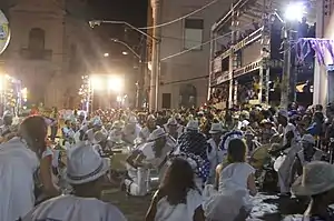 Le maracatu Estrela Brilhante se recueille devant l'église du pátio do Terço, lors de la Nuit des tambours silencieux. Recife, 4 mars 2014.