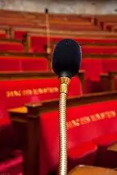 Photographie d'un microphone sur un banc de l'Assemblée nationale française