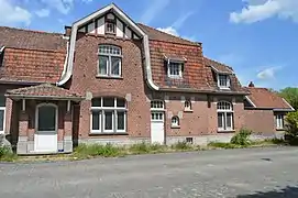 Pignon à colombages en béton ; de nombreux détails sont communs avec les gares standard.