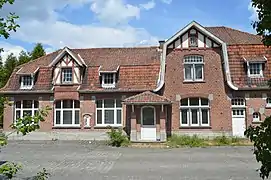 Ollignies, côté rue : la dernière fenêtre à gauche était plus petite, cette partie servait aux colis.