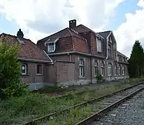 Ollignies, côté quais ; à gauche, l'ancien bâtiment des toilettes et la cour.