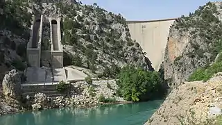 Barrage d'Oymapınar et son évacuateur de crue, en 2016.