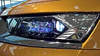 Feux avant du DS7 Crossback. Les LED sont rotatifs.