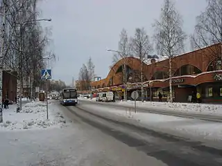 La façade principale conçue par Raili et Reima Pietilä le long d'Insinöörinkatu.