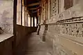 Intérieur du péristyle Est et face externe du mur du déambulatoire. C'est sur ce mur, dans des niches, que se trouvent les sculptures les mieux conservées, dont l'image de Durga