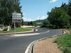 Au sud de la ville, la route départementale 761 relie Vic-le-Comte à Ambert et Issoire