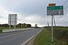 La route départementale 994 en direction de Vichy et panneaux de confirmation