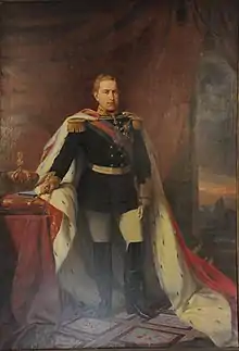 Un homme en uniforme et portant une cape rouge doublée d'hermine tient un sceptre qu'il pose sur une table surmontée d'une couronne