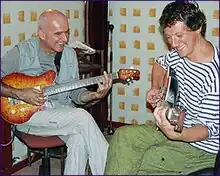Dan Ar Braz et Bruno Coupé avec leurs guitares