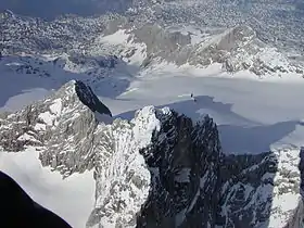 Vue aérienne du Niederer Dachstein (gauche), Hoher Dachstein (droite) et du Gjaidstein (arrière-plan).