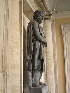 Statue d'un Dace en marbre gris (1).