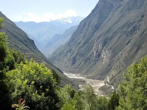 La rivière Dadu dans le xian de Danba. Affluent du fleuve Min, lui-même affluent du Yangzi .