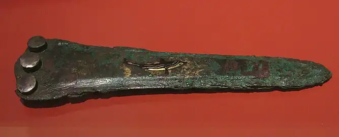 Dague à décor de dauphin trouvée dans une tombe à Prósymna (Berbati), HR II.