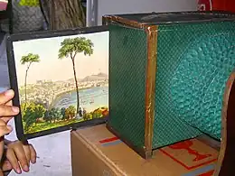 Peinture à transparences d'un polyorama, vue extraite du boîtier. Le changement progressif de l'image est produit par la simple ouverture d'un volet qui laisse entrer la lumière dans la chambre.