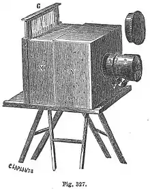 Gravure montrant un appareil ancien, ancêtre de l'appareil photographique.