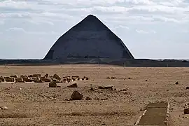 La pyramide rhomboïdale.