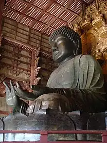 Grand Bouddha vu de trois quarts, côté gauche.
