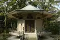 Le Shinkyō-den (心経殿), construit en 1925, abrite les copies faites à la main (写経, shakyō) par le Tennō du sūtra du Cœur et une statue de Yakushi Nyorai.