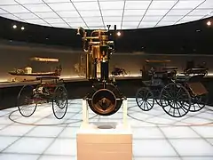 Avec une Benz Patent Motorwagen au musée Mercedes-Benz de Stuttgart