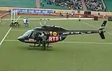 Bell 206 de l'Armée de l'air sur le terrain du stade Demba Diop en 2007.