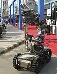 Robot motorisé et téléguidé indien DRDO Daksh (en), utilisé pour traiter les objets piégés de type IED (improvised explosive devices).