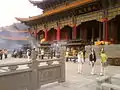 Pèlerins et visiteurs bouddhistes brûlant l'encens devant le principal hall.