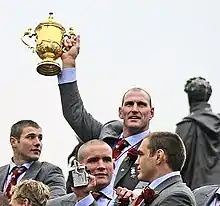 Photo des joueurs anglais célébrant leur victoire à bord du bus qui les fait défiler dans Londres