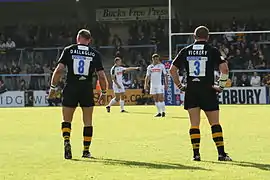  Photo de dos de deux joueurs statiques dans l'attente d'une remise en jeu.