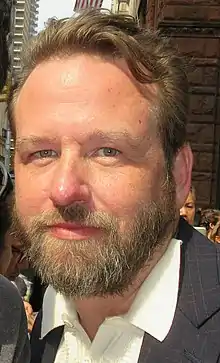 Dallas Roberts interprète Bob.