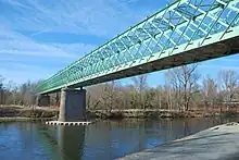 Pont métallique au-dessus de la rivière