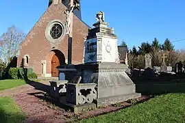 Tombeau devant l'église.