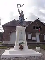 Le Poilu victorieux (monument aux morts)