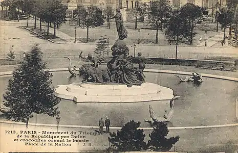 Le monument avec son bassin et les monstres marins de Georges Gardet (vers 1908).