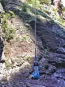 Saut à l'élastique depuis le pont de la Mariée, au nord des gorges.