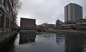 Barrage de Ratina et l'hôtel Ilves à droite.