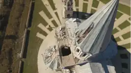 Vue aérienne sur la partie effondrée du toit de la cathédrale Ghazanchetsots.