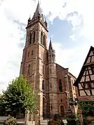 Vue extérieure de l'église néo-gothique avec la tour porche.