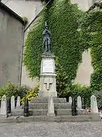 Poilu au repos (monument aux morts)