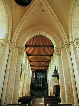 La nef et l'orgue vus du chœur.