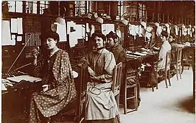 Dames téléphonistes du Central Gutenberg à Paris en 1908.