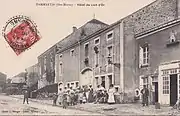 Habitants du village devant l'Hôtel du Lion d'or vers 1908.