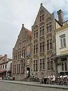 Demeure flamande en brique claire (les meneaux sont en pierre), à Damme, Belgique