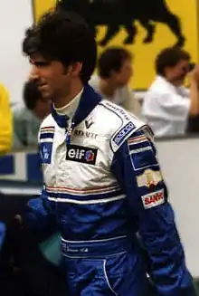 Photo plan large de Damon Hill, vêtu d'une combinaison de pilote bleue