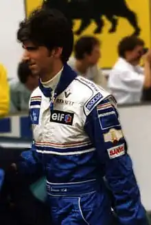 Photo de profil de Damon Hill dans sa combinaison de pilote.