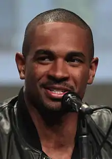 Damon Wayans Jr. interprète Coach.