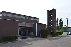 L'entrée de l'église et son campanile.